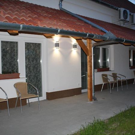 Czermann Holiday Inn Oroszlány エクステリア 写真
