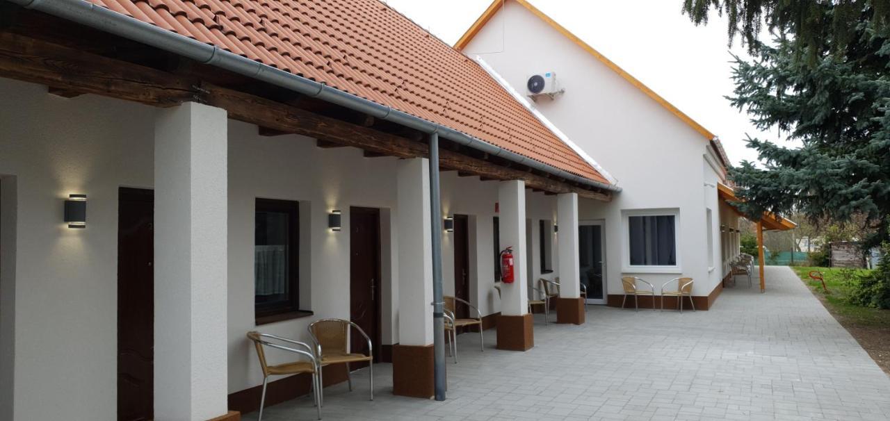 Czermann Holiday Inn Oroszlány エクステリア 写真