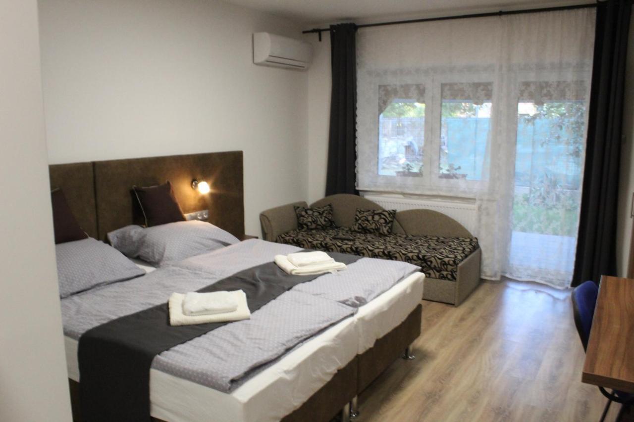 Czermann Holiday Inn Oroszlány エクステリア 写真