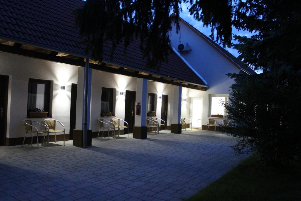 Czermann Holiday Inn Oroszlány エクステリア 写真