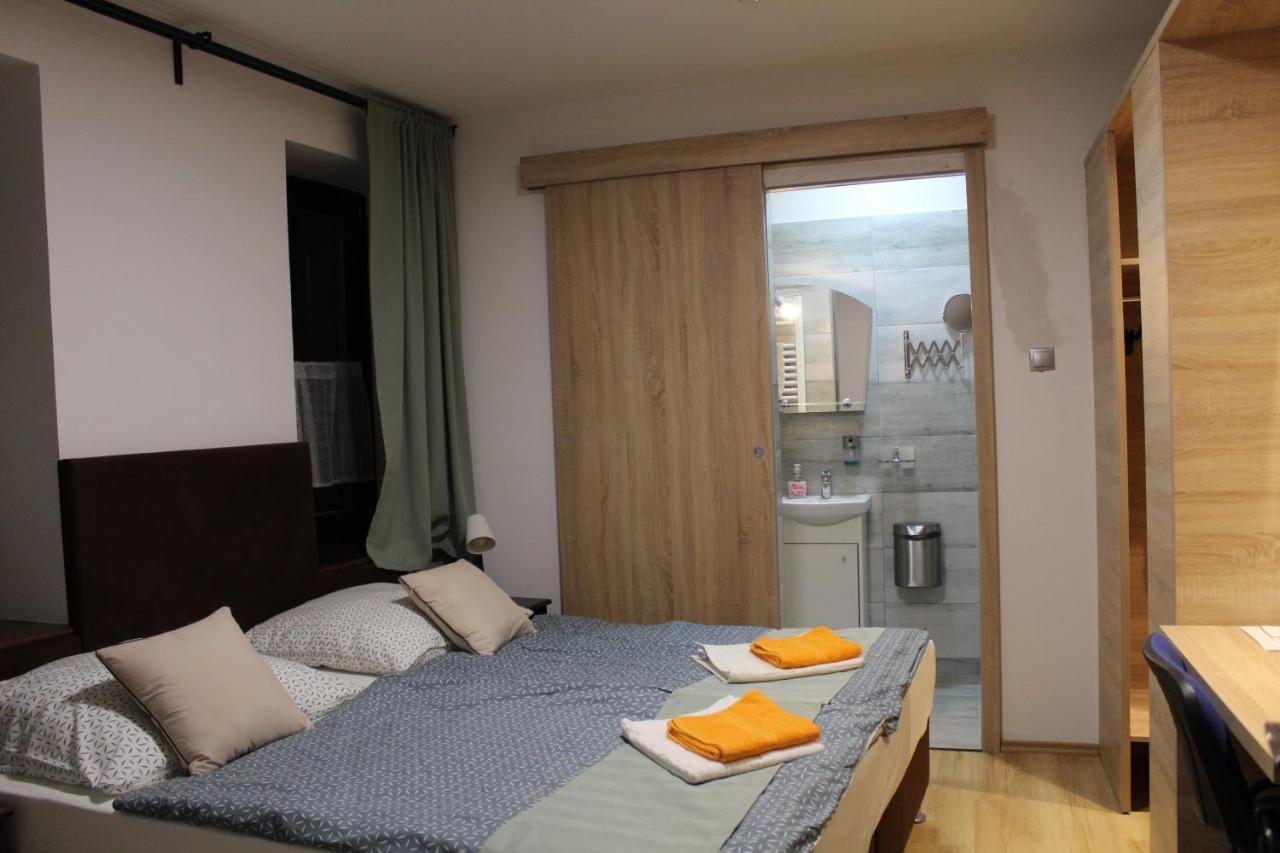Czermann Holiday Inn Oroszlány エクステリア 写真