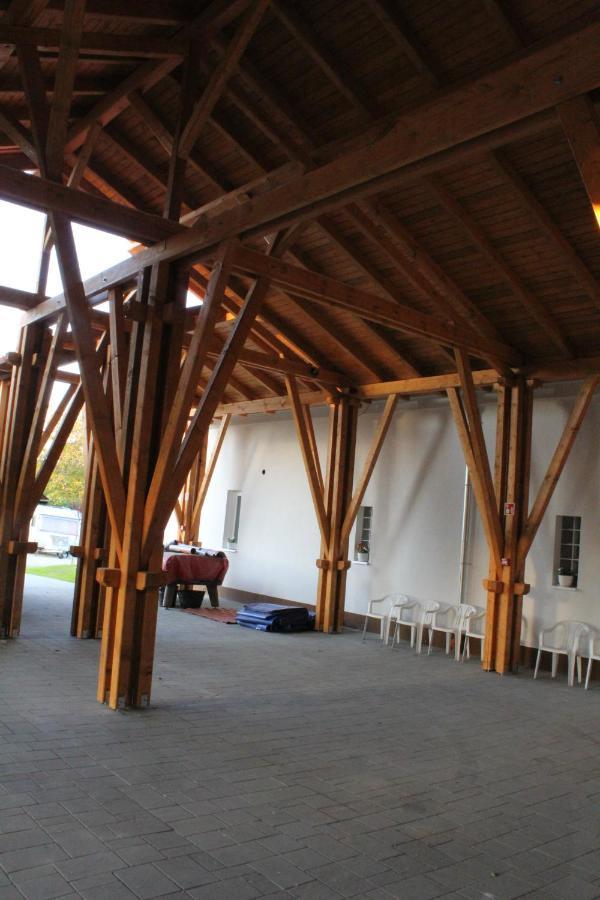Czermann Holiday Inn Oroszlány エクステリア 写真