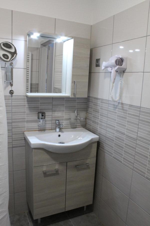 Czermann Holiday Inn Oroszlány エクステリア 写真