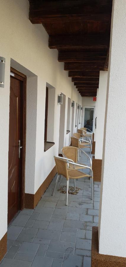 Czermann Holiday Inn Oroszlány エクステリア 写真
