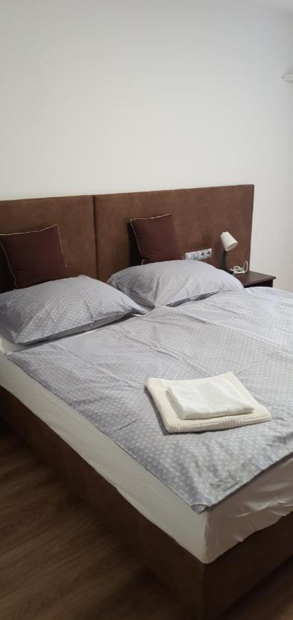 Czermann Holiday Inn Oroszlány エクステリア 写真