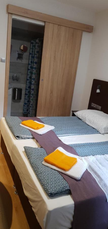 Czermann Holiday Inn Oroszlány エクステリア 写真
