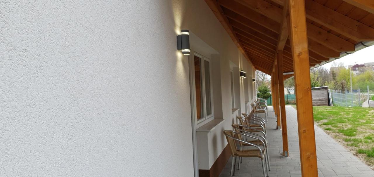 Czermann Holiday Inn Oroszlány エクステリア 写真