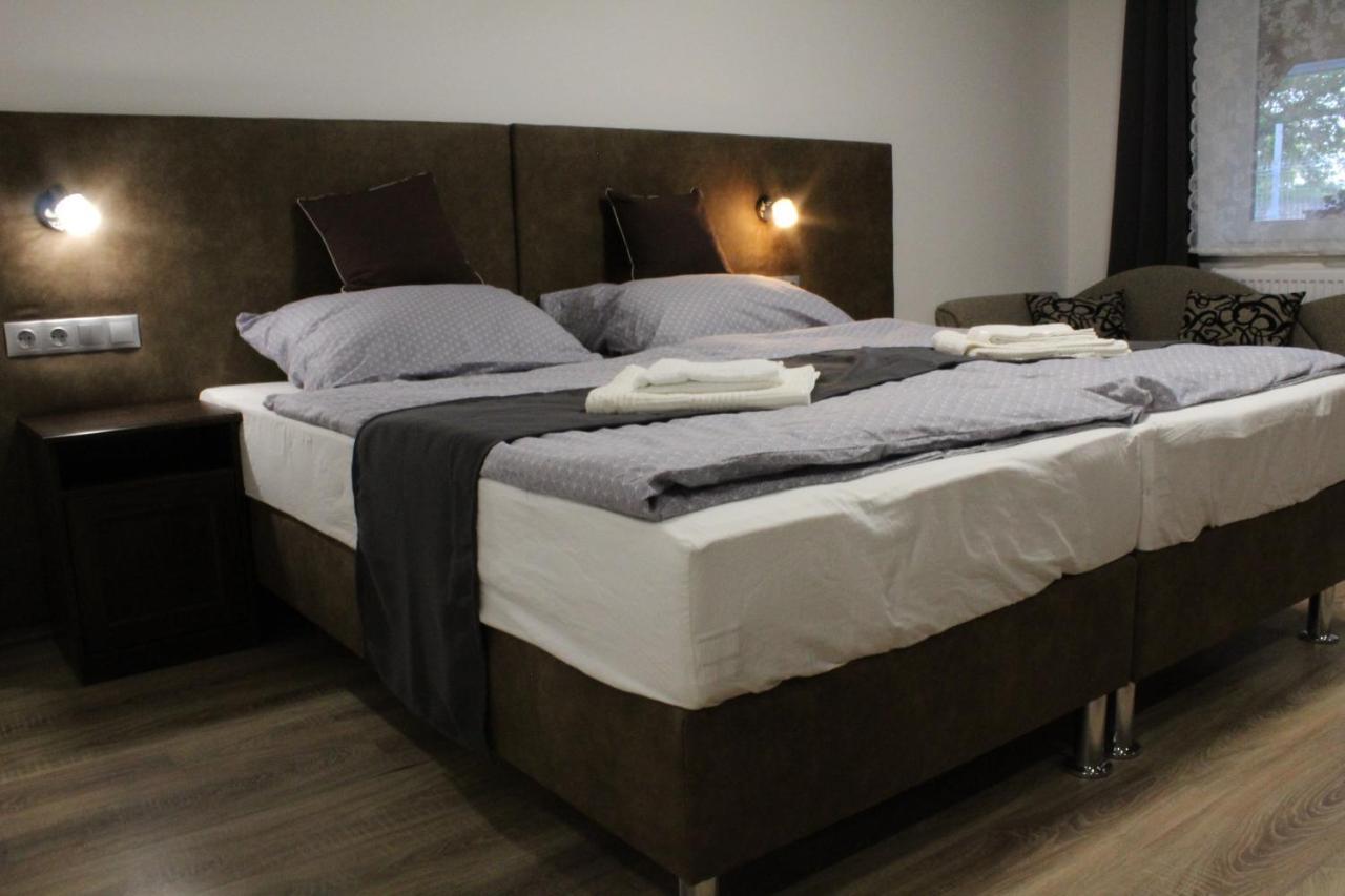 Czermann Holiday Inn Oroszlány エクステリア 写真