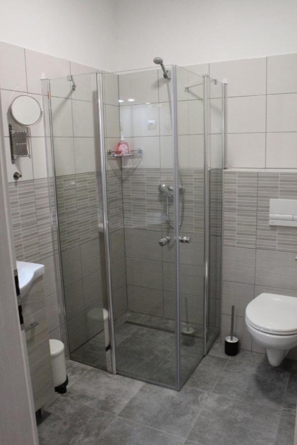 Czermann Holiday Inn Oroszlány エクステリア 写真