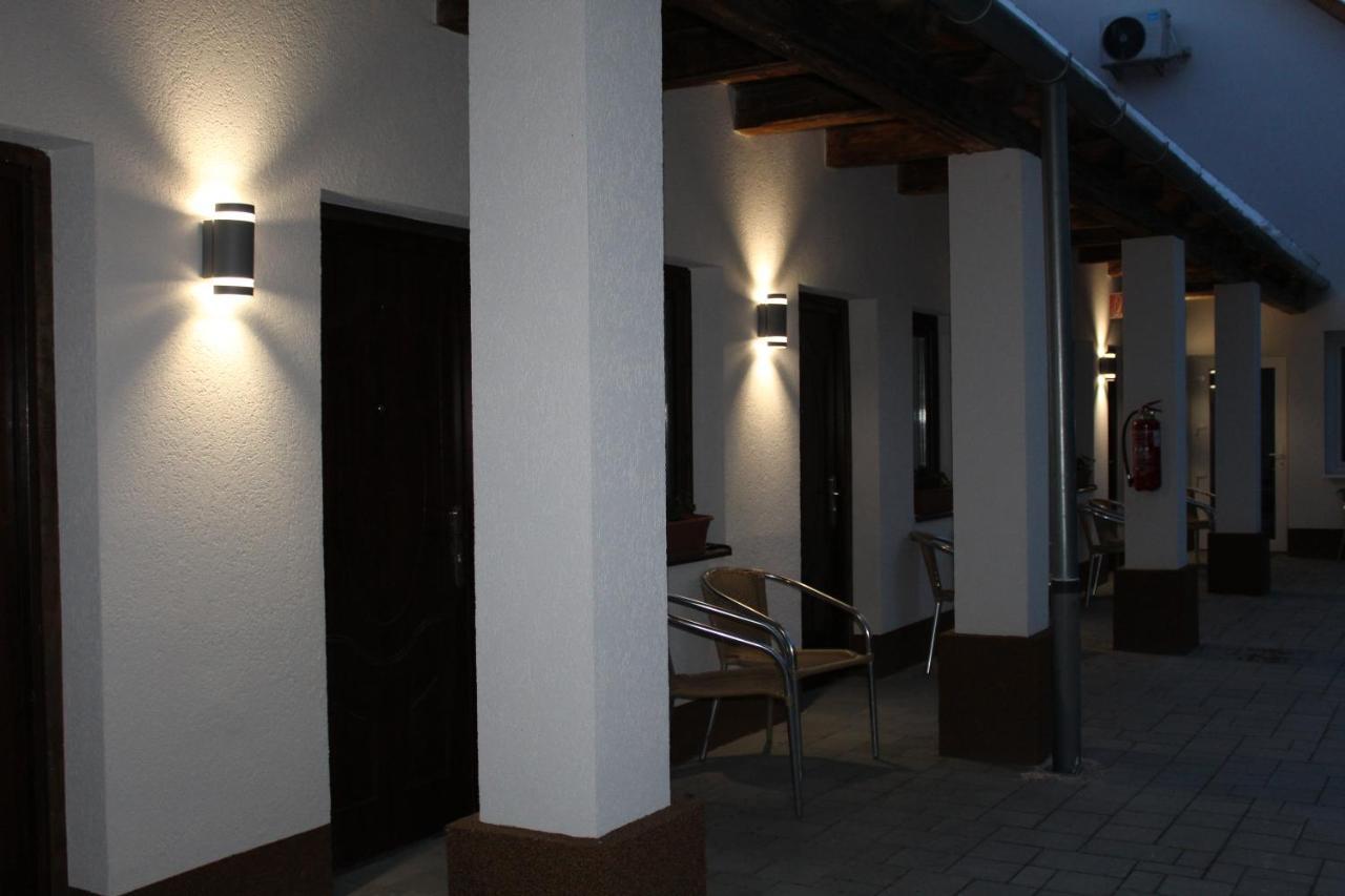 Czermann Holiday Inn Oroszlány エクステリア 写真