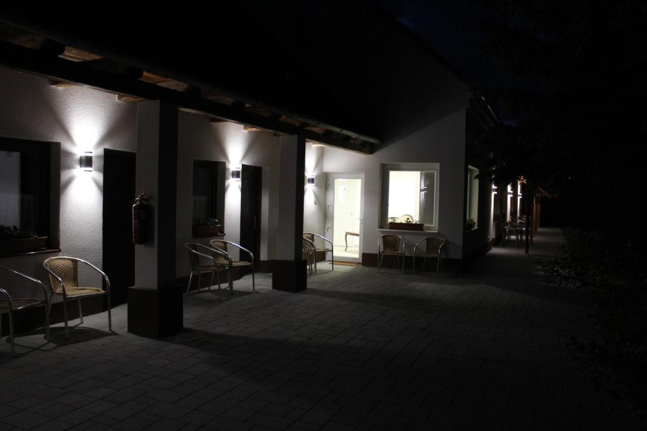 Czermann Holiday Inn Oroszlány エクステリア 写真
